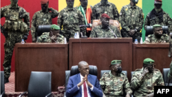 Kanali Mamady Doumbouya (katikati) akiwa na na timu yake Ikulu Septemba 14, 2021. Picha na JOHN WESSELS / AFP. 