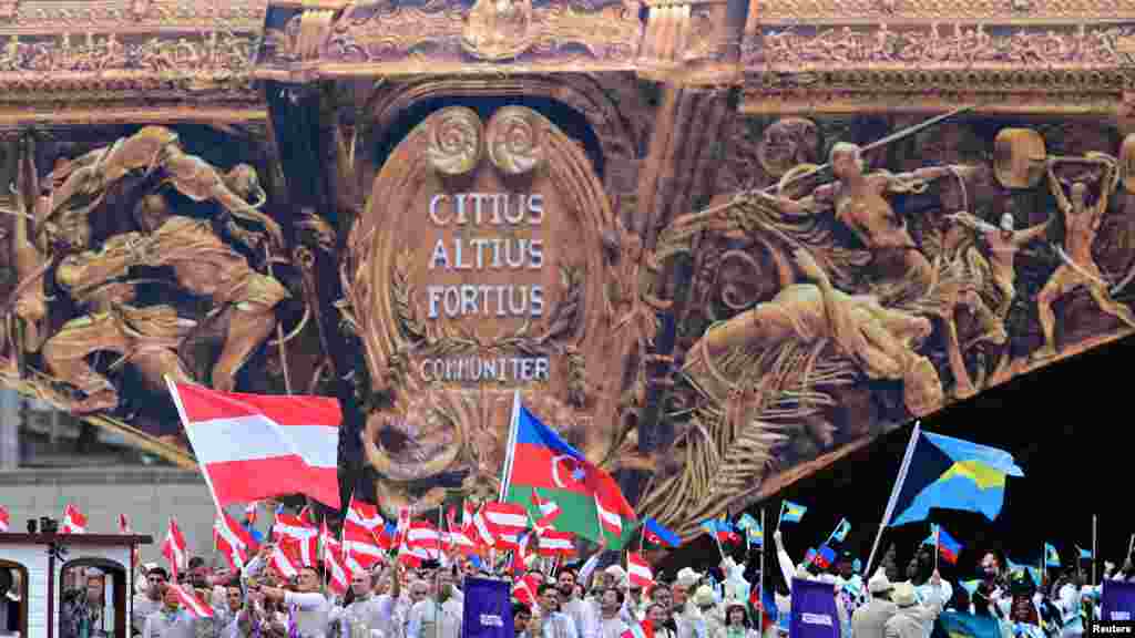 Atlet Austria, Azerbaijan dan Bahama terlihat menaiki perahu mereka di Pont d&#39;Austrerlitz di sungai Seine saat upacara pembukaan Olimpiade Paris, 26 Juli 2024. (Foto:&nbsp;Angelika Warmuth/Reuters)