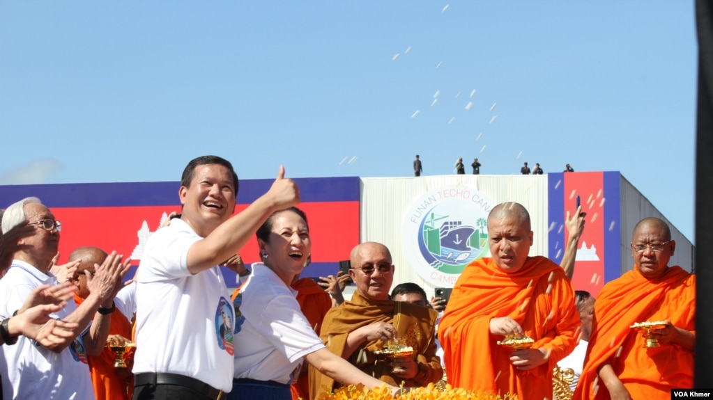 លោក​នាយករដ្ឋមន្រ្តីហ៊ុន ម៉ាណែតនិងភរិយាចុចប៊ូតុងបើកការដ្ឋានសាងសង់ព្រែកជីកហ្វូណនតេជាខេត្ត​កណ្តាលថ្ងៃទី៥សីហាឆ្នាំ​២០២៤។ (ស៊ឹម ចាន់សំណាង/វីអូអេ)