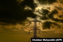 Jaringan transmisi listrik membentang di Lambaro, Provinsi Aceh, 3 Juli 2023. (Foto: Chaideer Mahyuddin/AFP)