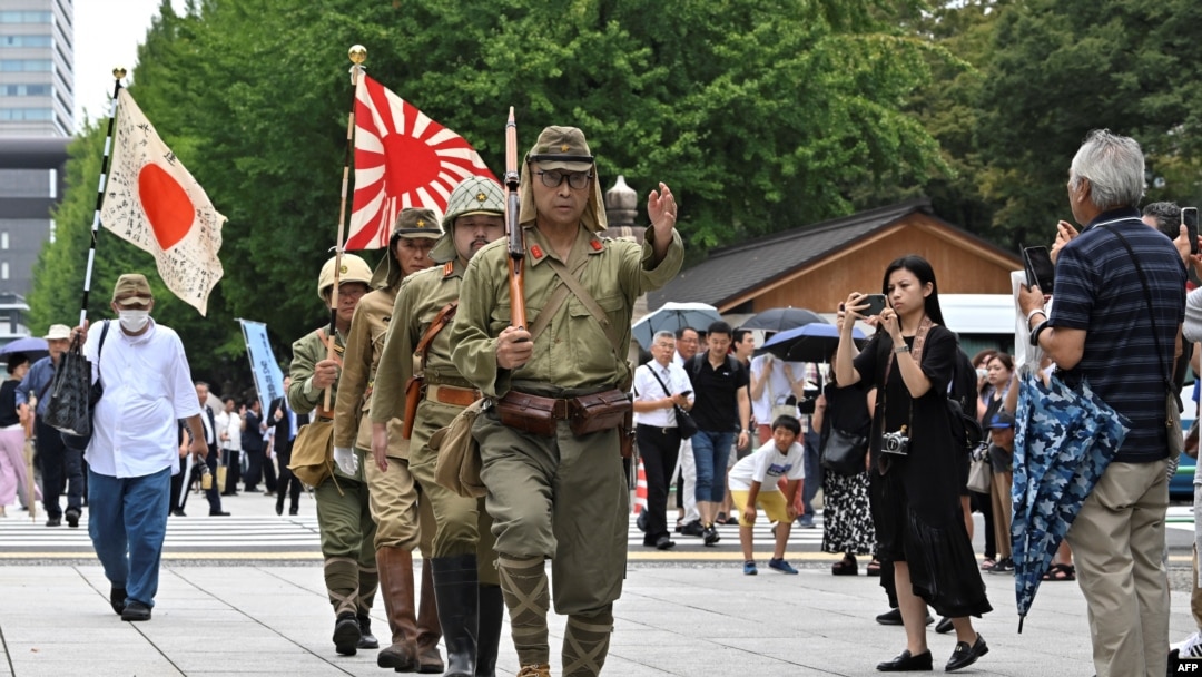 Pria berseragam mantan tentara Jepang mengunjungi Kuil Yasukuni di Tokyo, 15 Agustus 2023, memperingati 78 tahun penyerahan Jepang dalam Perang Dunia II pada tahun 1945. (Kazuhiro NOGI / AFP)