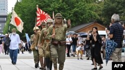 Pria berseragam mantan tentara Jepang mengunjungi Kuil Yasukuni di Tokyo, 15 Agustus 2023, memperingati 78 tahun penyerahan Jepang dalam Perang Dunia II pada tahun 1945. (Kazuhiro NOGI / AFP)