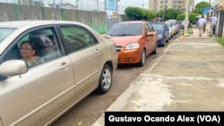 Una venezolana, de 68 años, espera dentro de su carro en una fila de vehículos a las afueras de una gasolinera en Maracaibo, el viernes 2 de junio de 2023.