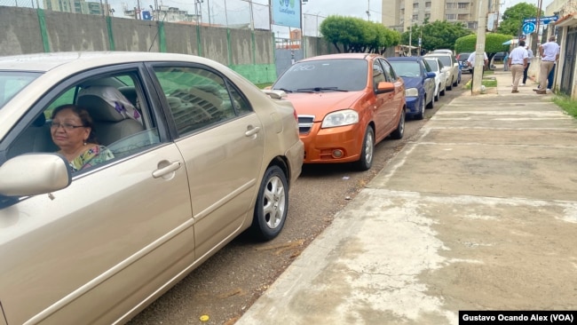 Una venezolana, de 68 años, espera dentro de su carro en una fila de vehículos a las afueras de una gasolinera en Maracaibo, el viernes 2 de junio de 2023.