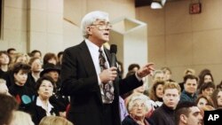 FILE - Phil Donahue hosts his television show in New York, Jan. 27, 1993. 