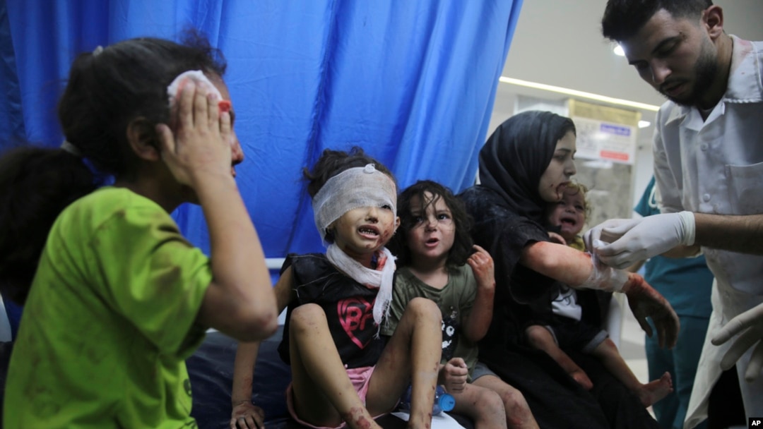 Palestinska deca ranjena u izraelskim vazdušnim udarima dovedena u bolnicu Šifa, u gradu Gaza, 11. oktobra 2023.
