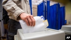 Muškarac glasa na biračkom mjestu tokom lokalnih izbora i izbora za evropski parlament, u Budimpešti, Mađarska, 9. juna 2024.