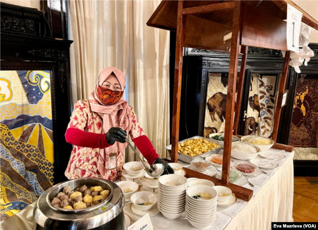 Sate dan mie bakso menjadi salah satu makanan berbuka yang dinantikan. (Foto: VOA/Eva Mazrieva)