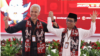 Calon presiden Ganjar Pranowo dan calon wakil presiden Mahfud MD mendatangi KPU pada Kamis (19/10) untuk mendaftar sebagai calon presiden dan wakil calon presiden. (VOA/Indra Yoga)