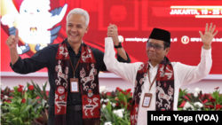 Calon presiden Ganjar Pranowo dan calon wakil presiden Mahfud MD mendatangi KPU pada Kamis (19/10) untuk mendaftar sebagai calon presiden dan wakil calon presiden. (VOA/Indra Yoga)