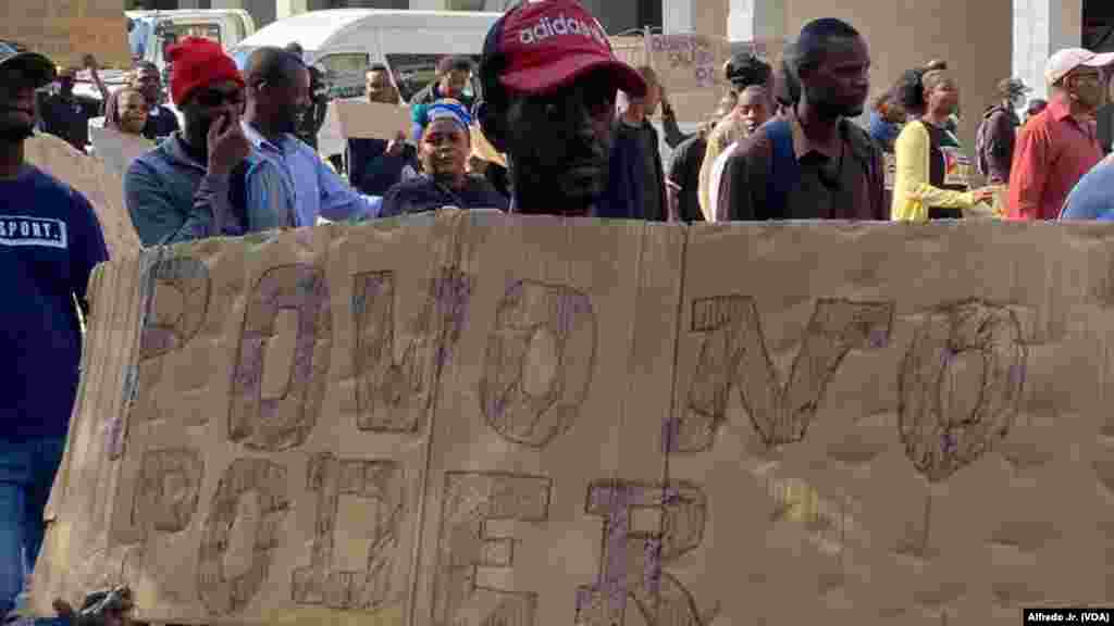 Manifestante exibe cartaz dizendo "Povo no Poder", durante marcha em Maputo pela democracia e melhores condições de vida. 24 junho 2023