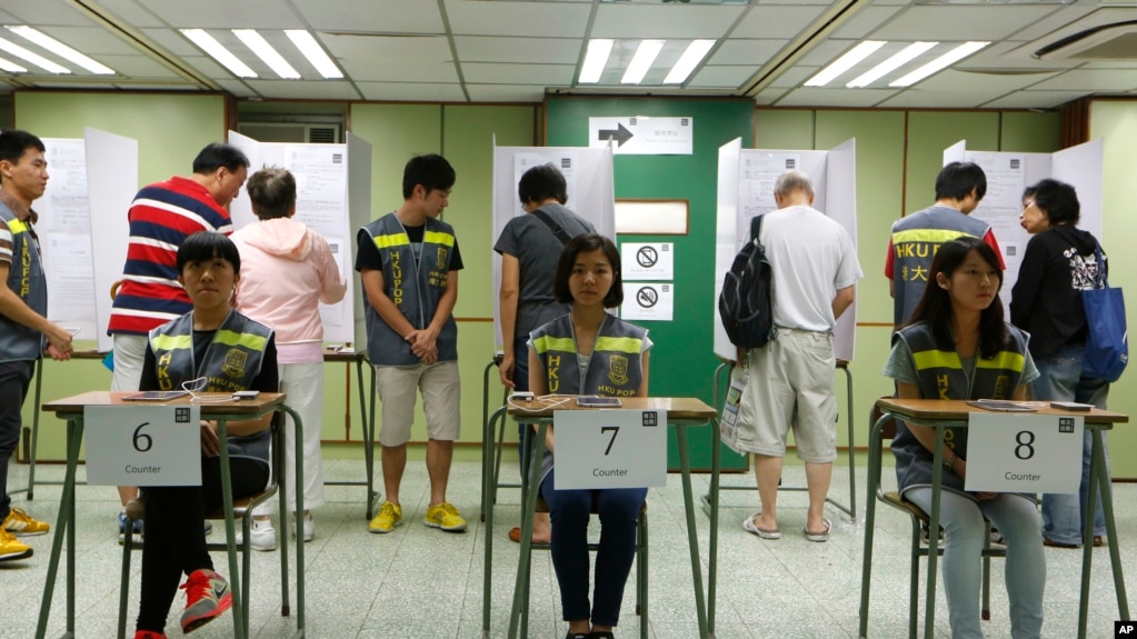2014年6月22日香港选民前往投票站就一项“占中”运动发起的香港民主选举改革举行非官方的表决，50多万香港选民参与了这次投票。(photo:VOA)