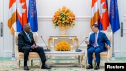 4일 캄보디아를 방문한 로이드 오스틴 미국 국방장관이 훈 마넷 총리와 회담을 갖고 있다.