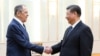 Kineski predsjednik Xi Jinping, desno, rukuje se s ruskim ministrom vanjskih poslova Sergejem Lavrovom tokom njihovog sastanka u Pekingu, Kina, 9. aprila 2024. (Rusko ministarstvo vanjskih poslova/Handout preko Reutersa)
