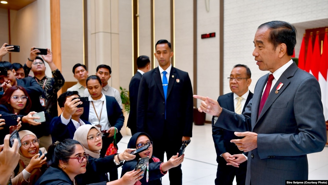 Presiden Joko Widodo menjawab pertanyaan media sebelum berangkat ke Uni Emirat Arab, di Bandara Halim Perdanakusuma, Jakarta, Selasa, 16 Juli 2024. Menanggapi lawatan cendekiawan NU ke Israel, Jokowi menegaskan RI selalu ikut melaksanakan ketertiban dunia. (Foto: Biro Setpres)