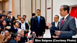 Presiden Joko Widodo menjawab pertanyaan media sebelum berangkat ke Uni Emirat Arab, di Bandara Halim Perdanakusuma, Jakarta, Selasa, 16 Juli 2024. Menanggapi lawatan cendekiawan NU ke Israel, Jokowi menegaskan RI selalu ikut melaksanakan ketertiban dunia. (Foto: Biro Setpres)