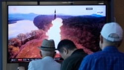 人們在首爾火車站觀看新聞節目播放北韓發射飛彈的資料圖片。 (2024年6月26日)