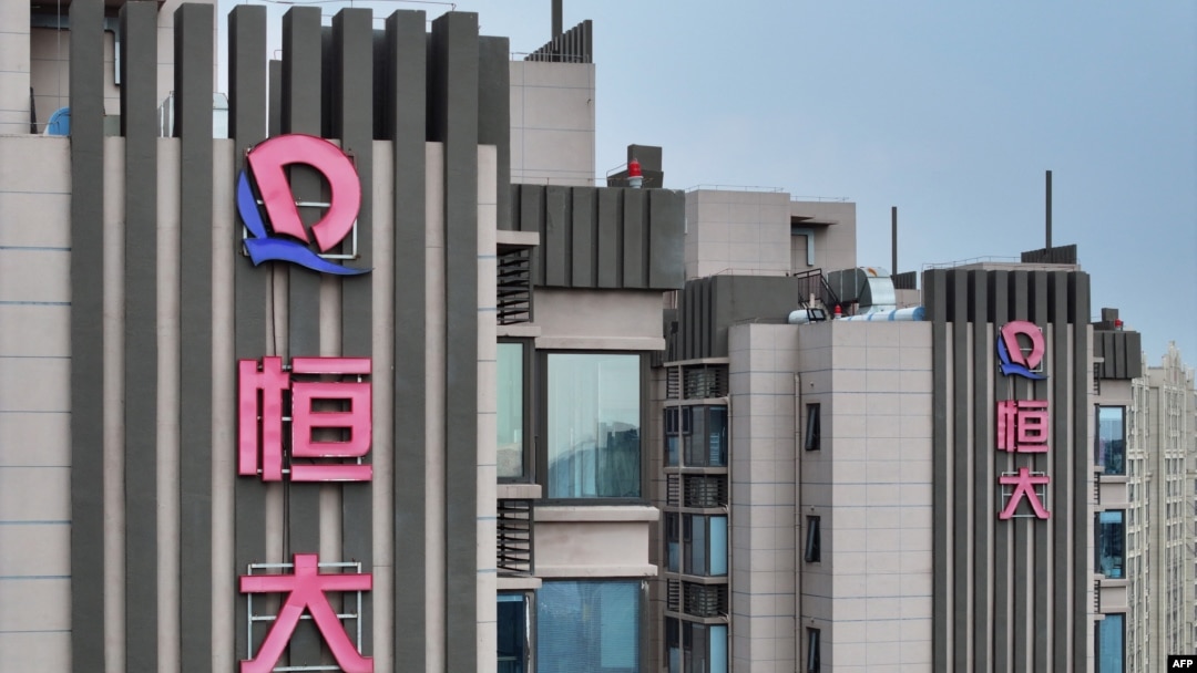 资料照片：中国江苏南京一处公寓楼上的恒大标识。（2023年8月17日）