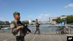 Soldados franceses patrulham uma ponte no rio Sena, em Paris, a 17 de julho de 2024.