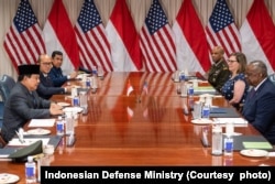 Menteri Pertahanan Prabowo Subianto bersama delegasi mengadakan pembicaraan bilateral dengan Menteri Pertahanan AS Lloyd Austin di Pentagon, AS, 24 Agustus 2023 (Foto: Kementerian Pertahanan RI)