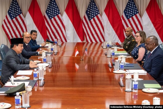 Pertemuan delegasi AS dipimpin Menhan Llyod Austin (kanan) dan delegasi RI di bawah pimpinan Menhan Prabowo Subianto di Pentagon hari Kamis (24/8) (courtesy: Kemhan RI).