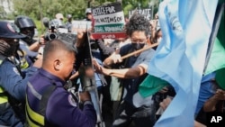 Aktivis bentrok dengan pihak keamanan saat mereka mencoba melakukan aksi demo di depan kedutaan Israel untuk menunjukkan solidaritas bagi rakyat Palestina di Taguig, Filipina, Selasa. 31, 2023. (AP/Aaron Favila)