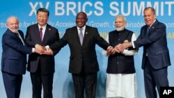 Para pemimpin negara-negara BRICS berpose bersama dalam KTT BRICS di Afrika Selatan yang juga dihadiri oleh Presiden Jokowi (tidak tampak), 23 Agustus 2023. 