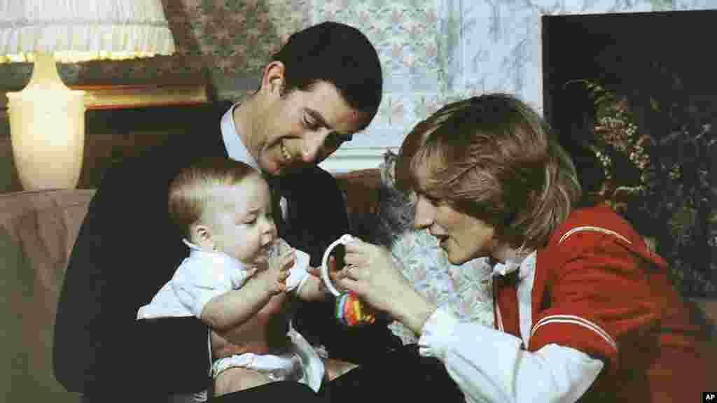 ১৯৮২ সালের ২২ ডিসেম্বর, (ফাইল চিত্র) ব্রিটিশ রাজকুমার চার্লস ও রাজকুমারী ডায়ানা (ওয়েলসের রাজকুমার ও রাজকুমারী) তাদের ৬ মাস বয়সী পুত্র ব্রিটেনের রাজকুমার উইলিয়ামের সঙ্গে খুঁনসুটি করছেন লন্ডনে কেনসিংটন প্রাসাদে।