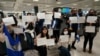 Activistas sostienen carteles con los nombres de algunos de los más de 200 presos políticos liberados de Nicaragua, mientras esperan su llegada al Aeropuerto Internacional Dulles en Virginia, en las afueras de Washington, EEUU, el 9 de febrero de 2023.