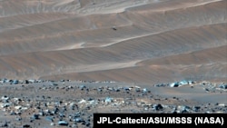 Вертолет находит в верхней части снимка, на вершине одной из дюн Холмов Валинор (фото: NASA/JPL-Caltech/ASU/MSSS)