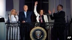 Jill i Joe Biden, Kamala Harris i njen suprug Douglass Emhoff na balkonu Bijele kuće, 4. jula 2024. (Foto: AP/Evan Vucci)