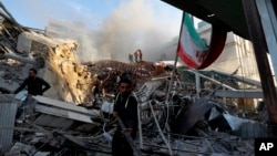 Petugas darurat bekerja di gedung yang hancur akibat serangan udara di Damaskus, Suriah, Senin, 1 April 2024. Serangan udara Israel menghancurkan bagian konsuler kedutaan Iran di Damaskus. 