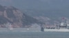 Un buque de guerra chino dispara a un objetivo durante un simulacro militar cerca de Fuzhou, provincia de Fujian, cerca de las islas Matsu controladas por Taiwán que están cerca de la costa china, China, 8 de abril de 2023.