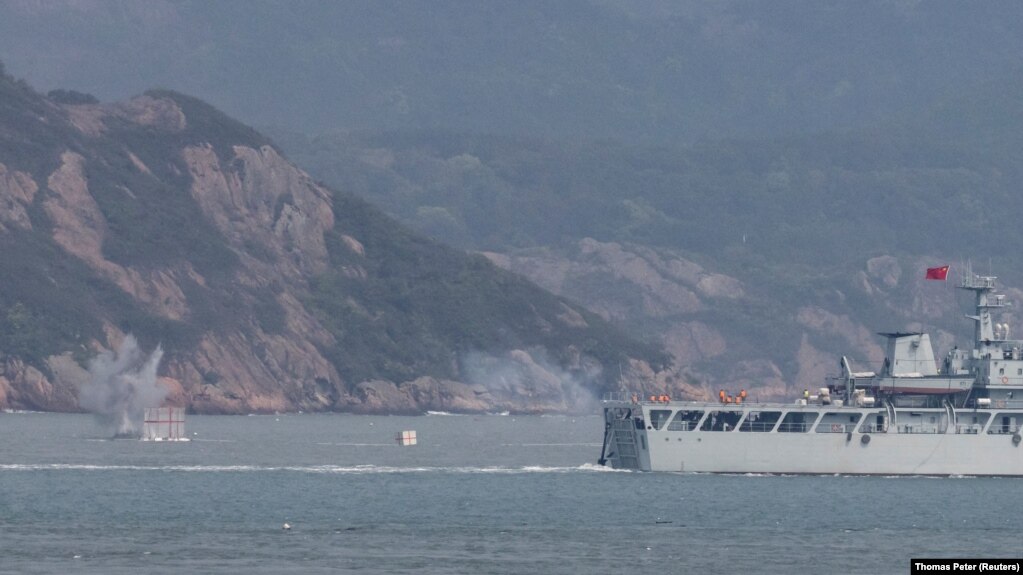 Un buque de guerra chino dispara a un objetivo durante un simulacro militar cerca de Fuzhou, provincia de Fujian, cerca de las islas Matsu controladas por Taiwán que están cerca de la costa china, China, 8 de abril de 2023.