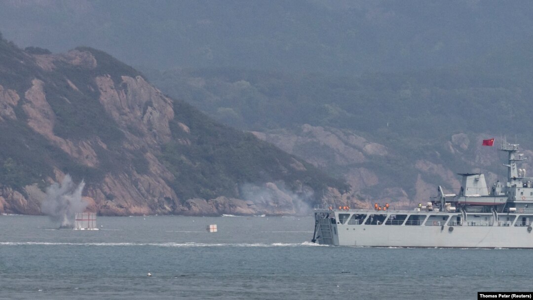 Un buque de guerra chino dispara a un objetivo durante un simulacro militar cerca de Fuzhou, provincia de Fujian, cerca de las islas Matsu controladas por Taiwán que están cerca de la costa china, China, 8 de abril de 2023.