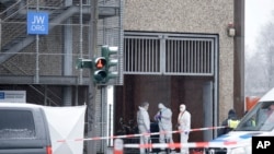 Un experto forense se encuentra en un edificio de los testigos de Jehová en Hamburgo, Alemania, el viernes 10 de marzo de 2023. Se realizaron disparos dentro del edificio utilizado por los testigos de Jehová en la ciudad de Hamburgo, en el norte de Alemania, el jueves por la noche, con varias personas muertas y heridas, dijo la policía. (Foto AP/Markus Schreiber)