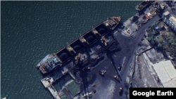 북한 남포 석탄항에 정박한 175m 길이의 선박. 적재함 속에 석탄이 가득하다. 자료=Airbus (via Google Earth)