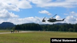 Helikopter Vojske Srbije ruske proizvodnje podiže paket pomoći za stanovnike krajeva pogođenih poplavama u Sloveniji, lebdi pored helikoptera slovenačkih oružanih snaga američke proizvodnje, na fotografiji koju je objavilo Ministarstvo odbrane Srbije 14. avgusta 2023.