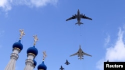 在莫斯科，一架俄罗斯图-160战略轰炸机，数架米格-31K战斗机与一架伊尔-78空中加油机在俄罗斯二战胜利日庆祝仪式彩排中编队飞行。（2022年5月4日）
