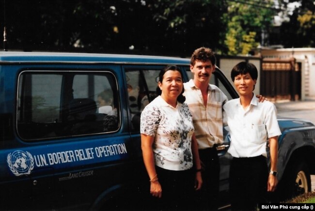 Tác giả, đứng bên phải, cùng hai đồng nghiệp trong một chuyến công tác ở Thái Lan năm 1987 (Ảnh: Bùi Văn Phú cung cấp)