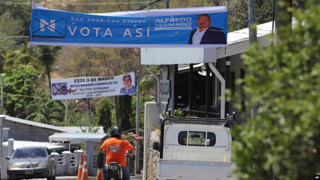 Un cartel de campaña de Alfredo Hernández, candidato a alcalde del partido Nuevas Ideas, cuelga en San José Las Flores, El Salvador, el miércoles 28 de febrero de 2024. 