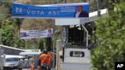 Un cartel de campaña de Alfredo Hernández, candidato a alcalde del partido Nuevas Ideas, cuelga en San José Las Flores, El Salvador, el miércoles 28 de febrero de 2024. 