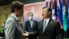 Perdana Menteri Kanada Justin Trudeau (kiri) berbicara dengan Presiden China Xi Jinping dalam pertemuan para pemimpin G20 di Bali, pada 16 November 2022. (Foto: Adam Scotti/Prime Minister's Office/Handout via Reuters)