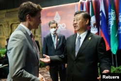 Perdana Menteri Kanada Justin Trudeau berbicara dengan Presiden China Xi Jinping di sela KTT Pemimpin G20 di Bali, 16 November 2022. (Foto: Adam Scotti/Kantor Perdana Menteri via REUTERS)