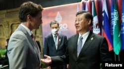 Perdana Menteri Kanada Justin Trudeau (kiri) berbicara dengan Presiden China Xi Jinping dalam pertemuan para pemimpin G20 di Bali, pada 16 November 2022. (Foto: Adam Scotti/Prime Minister's Office/Handout via Reuters)