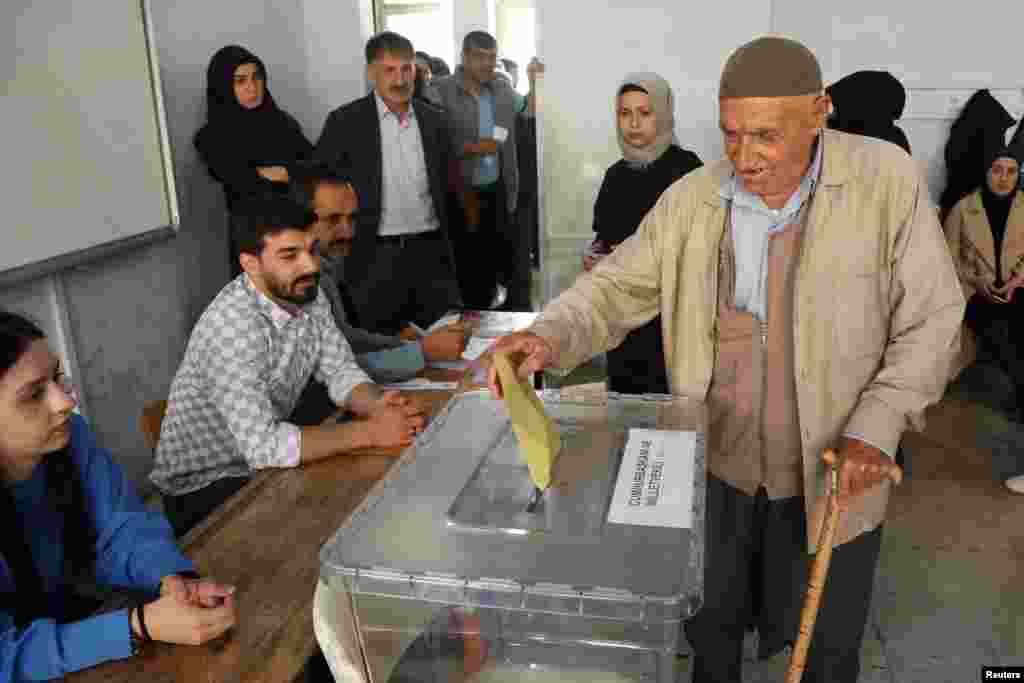 یک مرد سالخورده در حال رای دادن در یک شعبه اخذ رای در دیاربکر