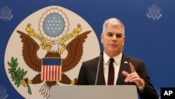 Marc Ostfield, embajador de Estados Unidos en Paraguay, habla durante una conferencia de prensa en Asunción, Paraguay, el jueves 26 de enero de 2023.