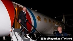Alejandro Mayorkas, secretario de Seguridad Nacional de EEUU, a su llegada a Ciudad de Panamá en la noche del lunes, 10 de abril de 2023.