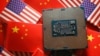 美中国旗与半导体芯片图示