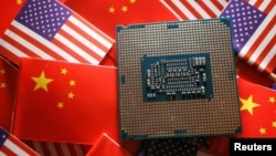 美中国旗与半导体芯片图示